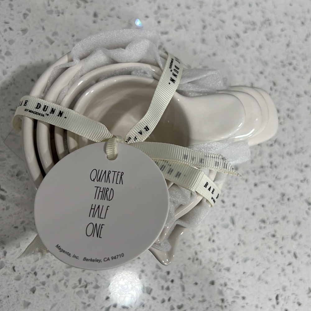 New Rae Dunn Set of 4 Measuring Cups - Picture 4 of 8